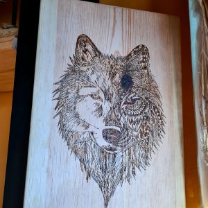 Lobo híbrido con mandalas pirograbación